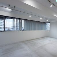 渋谷区広尾の賃貸物件/全ての窓にバーチカルブラインドが付き、自由に調節可能
