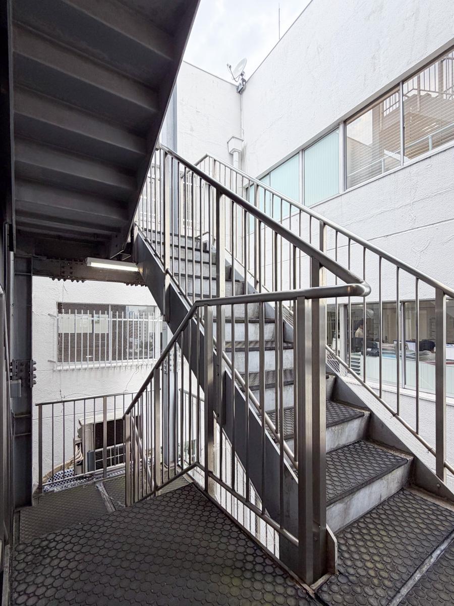 渋谷区広尾の賃貸物件/非常階段