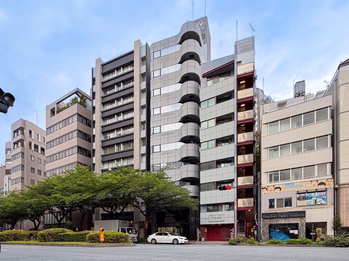 渋谷区広尾の賃貸物件/左から4番目が今回の建物