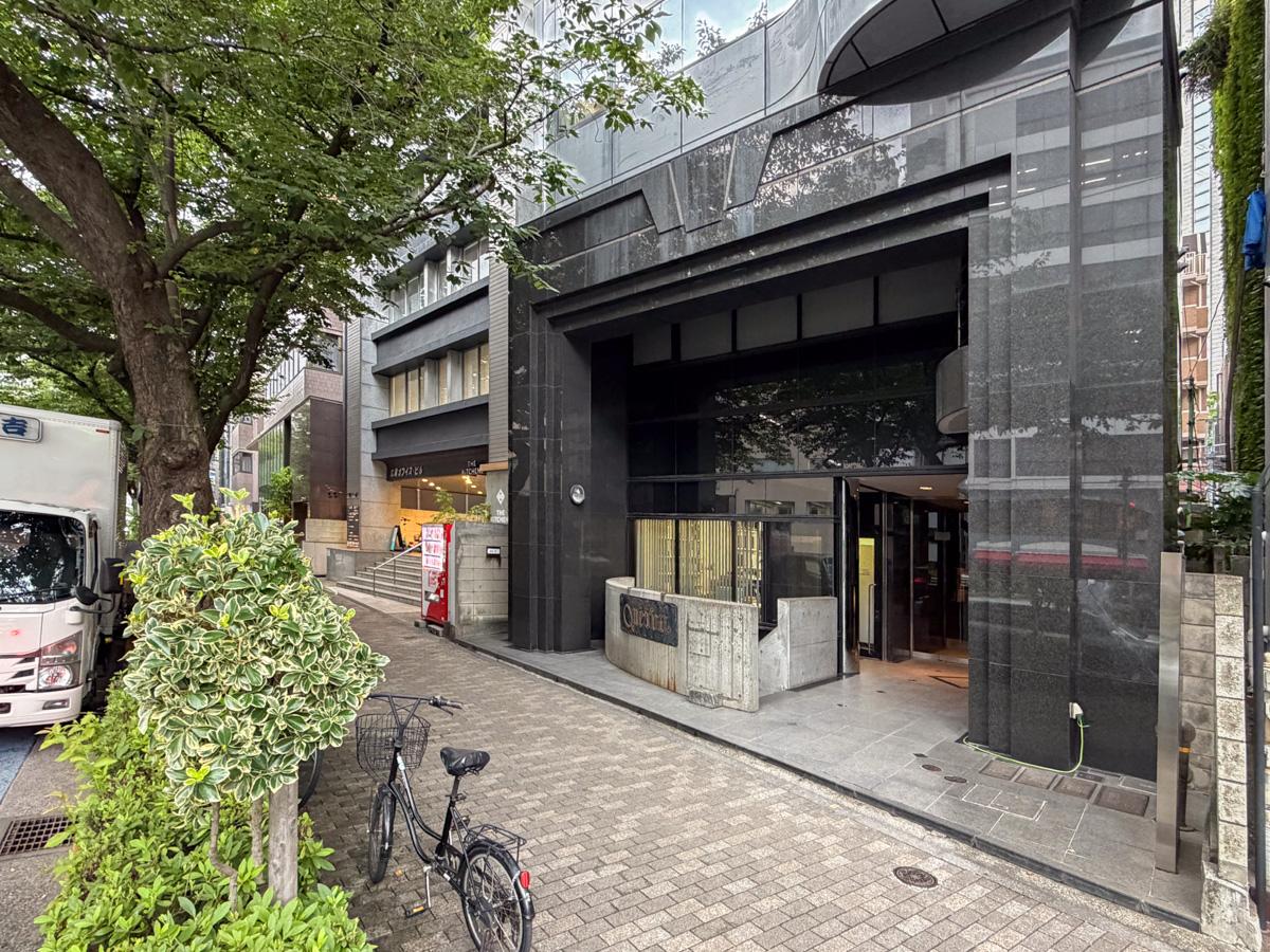 渋谷区広尾の賃貸物件/ビルの入り口はドッシリとした出立ち