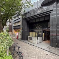 渋谷区広尾の賃貸物件/ビルの入り口はドッシリとした出立ち