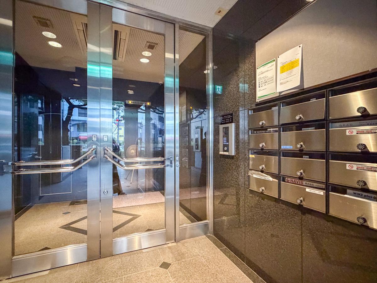 渋谷区広尾の賃貸物件/1階エントランス。入るとすぐにエレベーターがあります