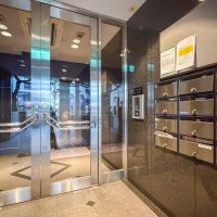 渋谷区広尾の賃貸物件/1階エントランス。入るとすぐにエレベーターがあります