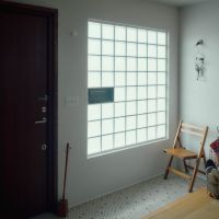 千葉県印西市笠神の売買物件/ガラスブロックからの柔らかい光を感じる玄関スペース