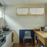 千葉県印西市笠神の売買物件/キッチン内側。パッチワークのように2種類のタイルを貼ったのはオーナーさんの遊び心