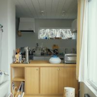 千葉県印西市笠神の売買物件/キッチンとリビングの間に木製のカウンター収納を造作