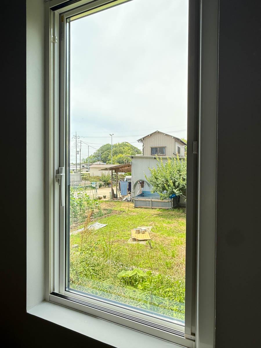 千葉県印西市笠神の売買物件/窓先には隣地ののどかなお庭