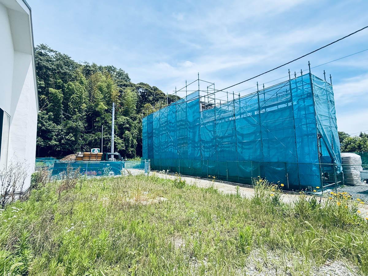 千葉県印西市笠神の売買物件/野生みのかる前庭。焚き火ができるようタイルが一部敷かれている。右側に2階建ての戸建て、左手奥に平屋ができるようです