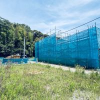 千葉県印西市笠神の売買物件/野生みのかる前庭。焚き火ができるようタイルが一部敷かれている。右側に2階建ての戸建て、左手奥に平屋ができるようです