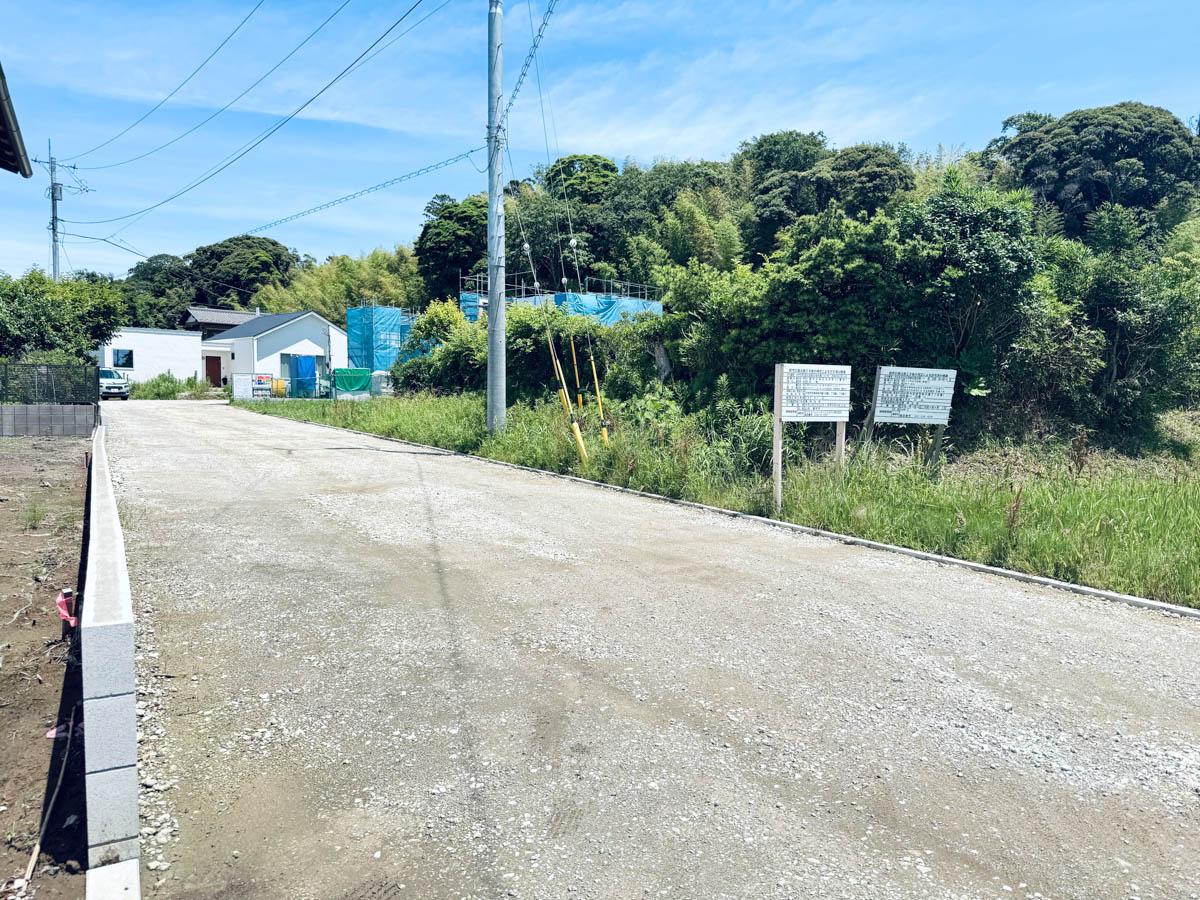 千葉県印西市笠神の売買物件/この私道の魚建物が待っています。3軒の家が出来上がったらここは舗装されるよう