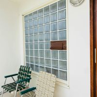 千葉県印西市笠神の売買物件/ガラスブロック、錆びた玄関ポスト、壁付のマリンランプとどのアイテムも絵になる