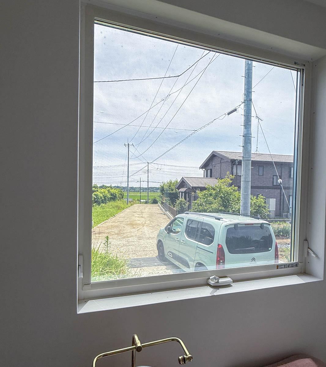 千葉県印西市笠神の売買物件/寝室の窓からはのどかな水田の景色を楽しめる