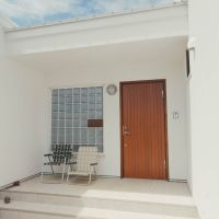 千葉県印西市笠神の売買物件/ベンチを置いてくつろぎたくなる玄関ポーチ。外壁に囲まれた感じが落ち着く