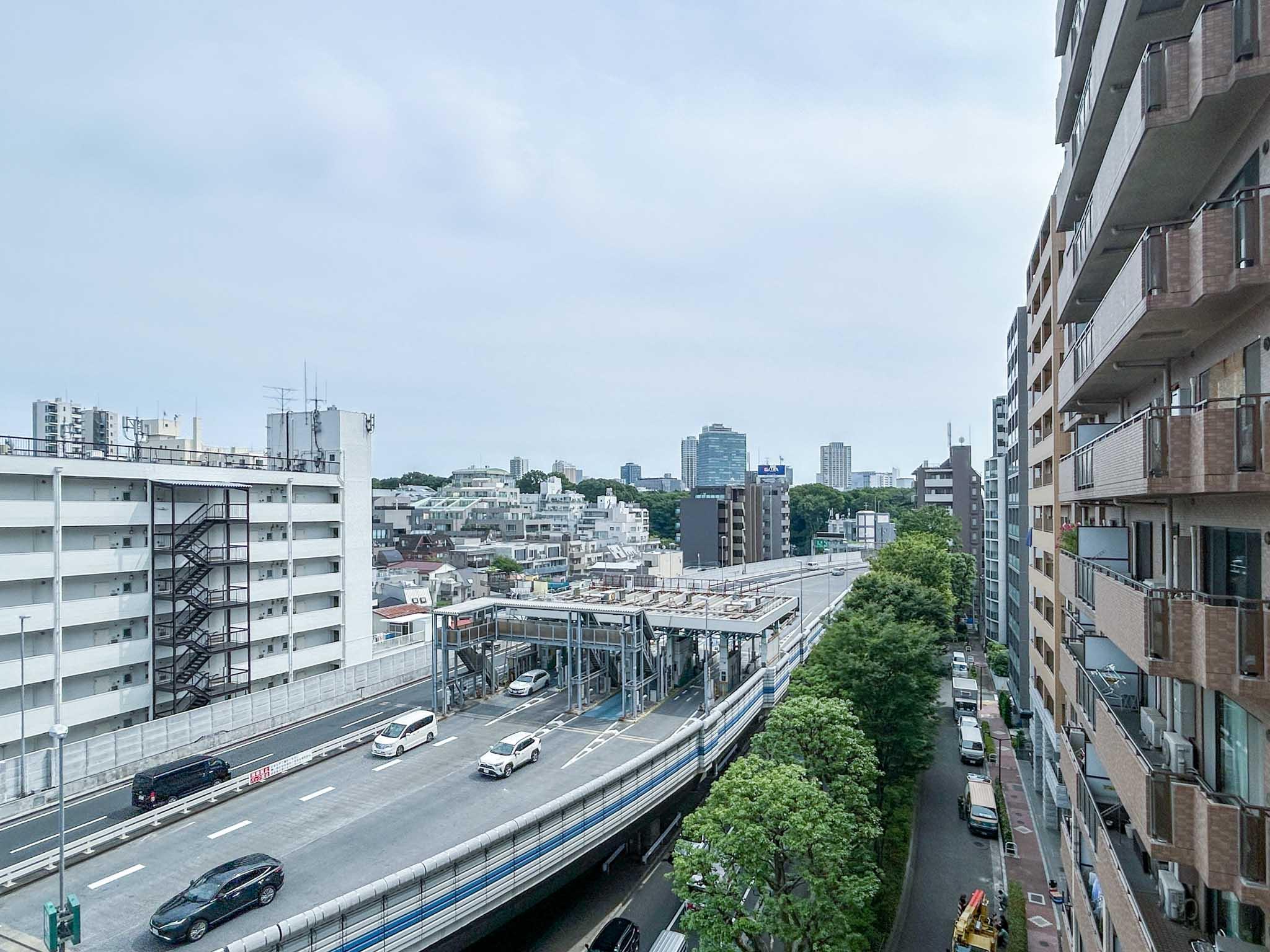 渋谷区恵比寿の売買物件/リビングの窓からの景色。交通量が多いため、窓を開けると車の走行音が聞こえます