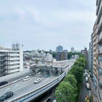 渋谷区恵比寿の売買物件/リビングの窓からの景色。交通量が多いため、窓を開けると車の走行音が聞こえます