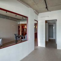 渋谷区恵比寿の売買物件/寝室。壁面の開口部は、ロールカーテンで目隠しすることも可能