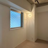 渋谷区恵比寿の売買物件/書斎にちょうどよさそうな小部屋。玄関の近くにあるため、物が多い方は収納として使うのもよさそう
