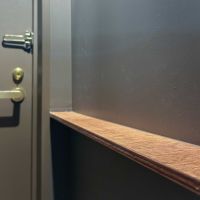 渋谷区恵比寿の売買物件/扉の横にちいさな棚。鍵やお気に入りのクラフトを置く、小物置きにちょうど良さそう