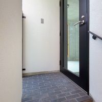 目黒区上目黒の賃貸物件/こちらから室内へ。左側には屋上へと続く階段
