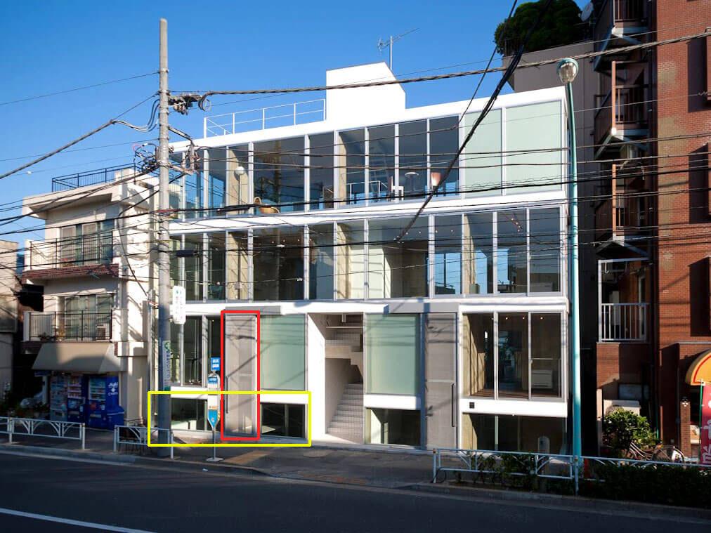 渋谷区上原の賃貸物件/募集するのは黄色で囲った半地下部分、赤枠の入口から室内へ