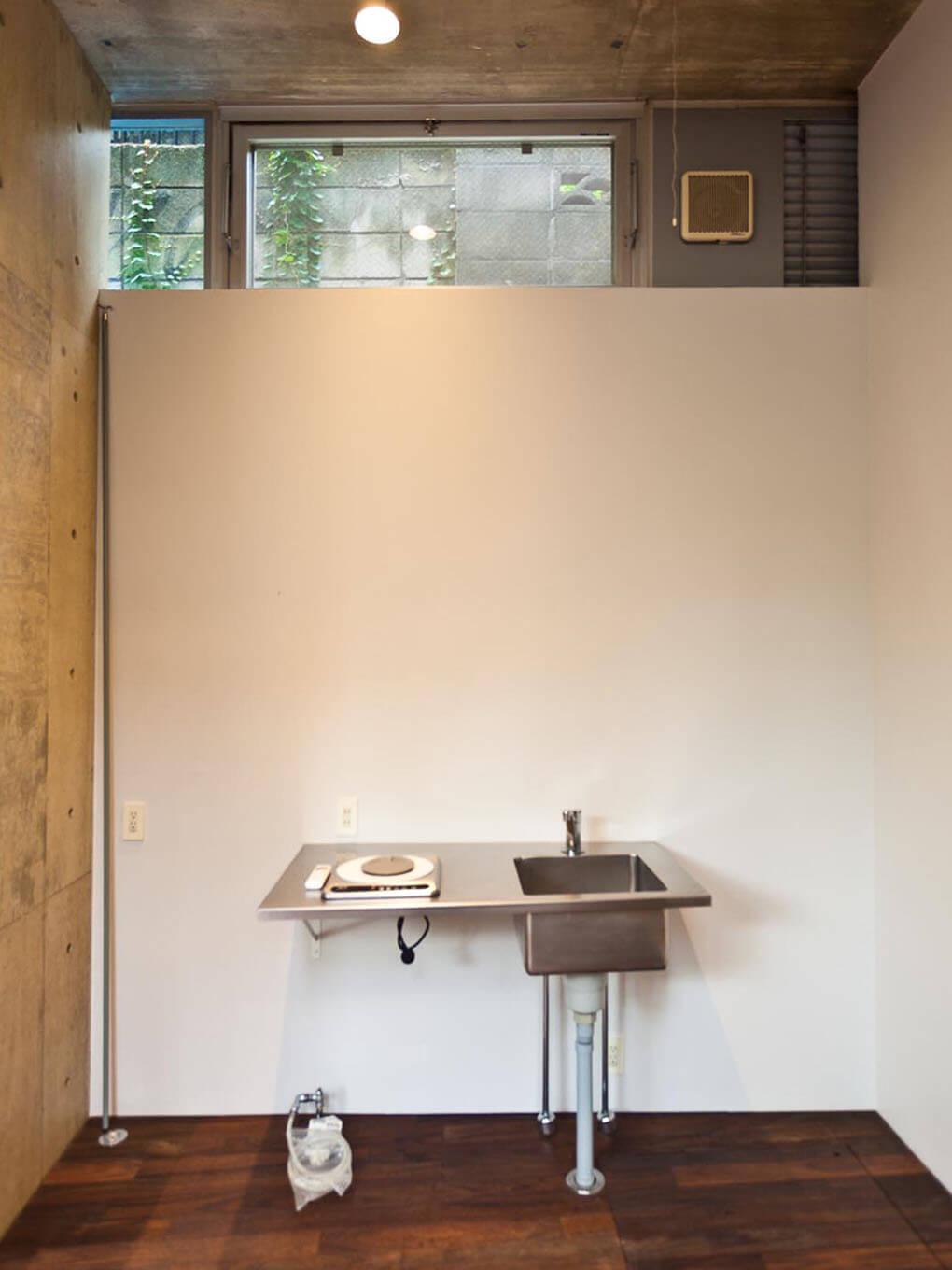 渋谷区上原の賃貸物件/キッチンコーナー、右手にはトイレとシャワーブース