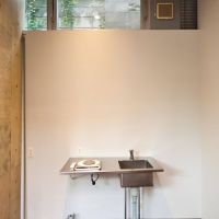 渋谷区上原の賃貸物件/キッチンコーナー、右手にはトイレとシャワーブース