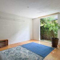 練馬区石神井台の売買物件/ラグを外すとリビングの中央にはダークトーンのコルクリノリウム。売主さんのこだわりで、モダンなお茶室を見立てられるようにデザインしています