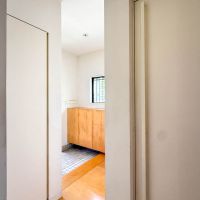 練馬区石神井台の売買物件/リビングから玄関を見る。右手扉がトイレ、左手扉は収納