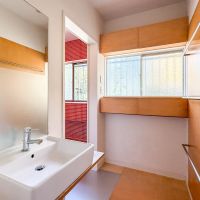 練馬区石神井台の売買物件/洗面脱衣所。棚やタオル掛けなどは売主さんがDIYで設置したもの