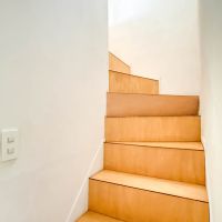 練馬区石神井台の売買物件/階段は、シナ材を貼ってアレンジしています
