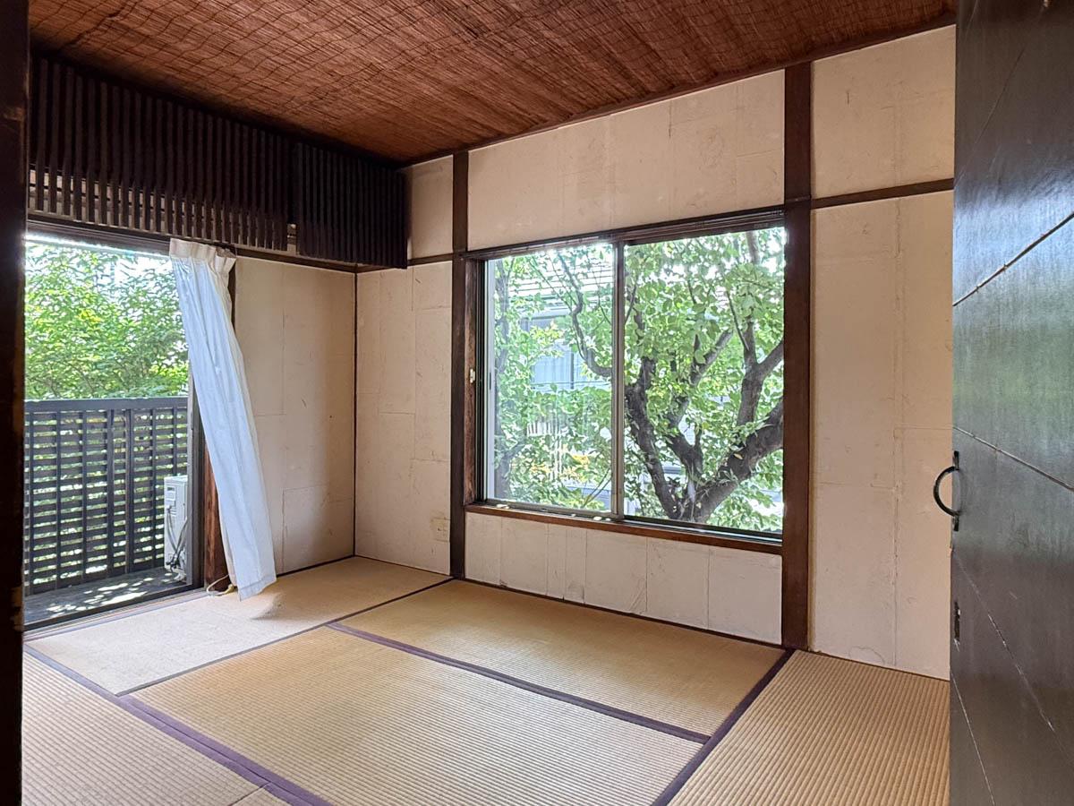 練馬区石神井台の売買物件/こちらは和室。天井には葦簀（よしず）。壁は和紙を貼り仕上げています。左上の格子の中にはエアコンが隠れている