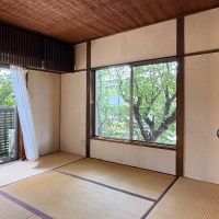 練馬区石神井台の売買物件/こちらは和室。天井には葦簀（よしず）。壁は和紙を貼り仕上げています。左上の格子の中にはエアコンが隠れている