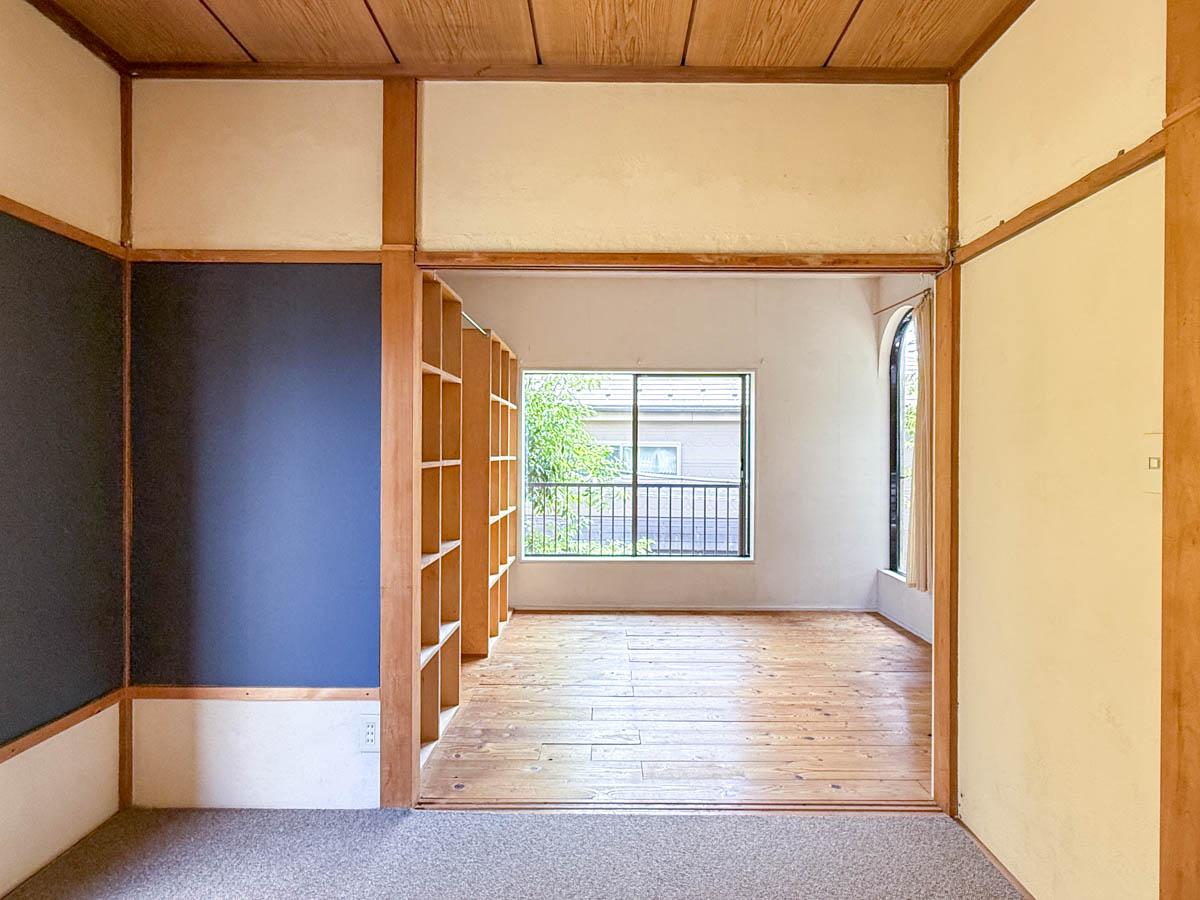 練馬区石神井台の売買物件/こちらは洋室側。カーペット敷きのお部屋と奥は無垢材の敷かれたお部屋が、続き間になっています