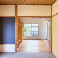 練馬区石神井台の売買物件/こちらは洋室側。カーペット敷きのお部屋と奥は無垢材の敷かれたお部屋が、続き間になっています