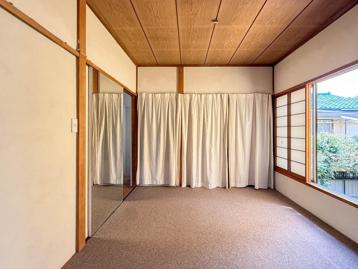 練馬区石神井台の売買物件/カーペット敷きのお部屋は和室の名残を感じる空間に