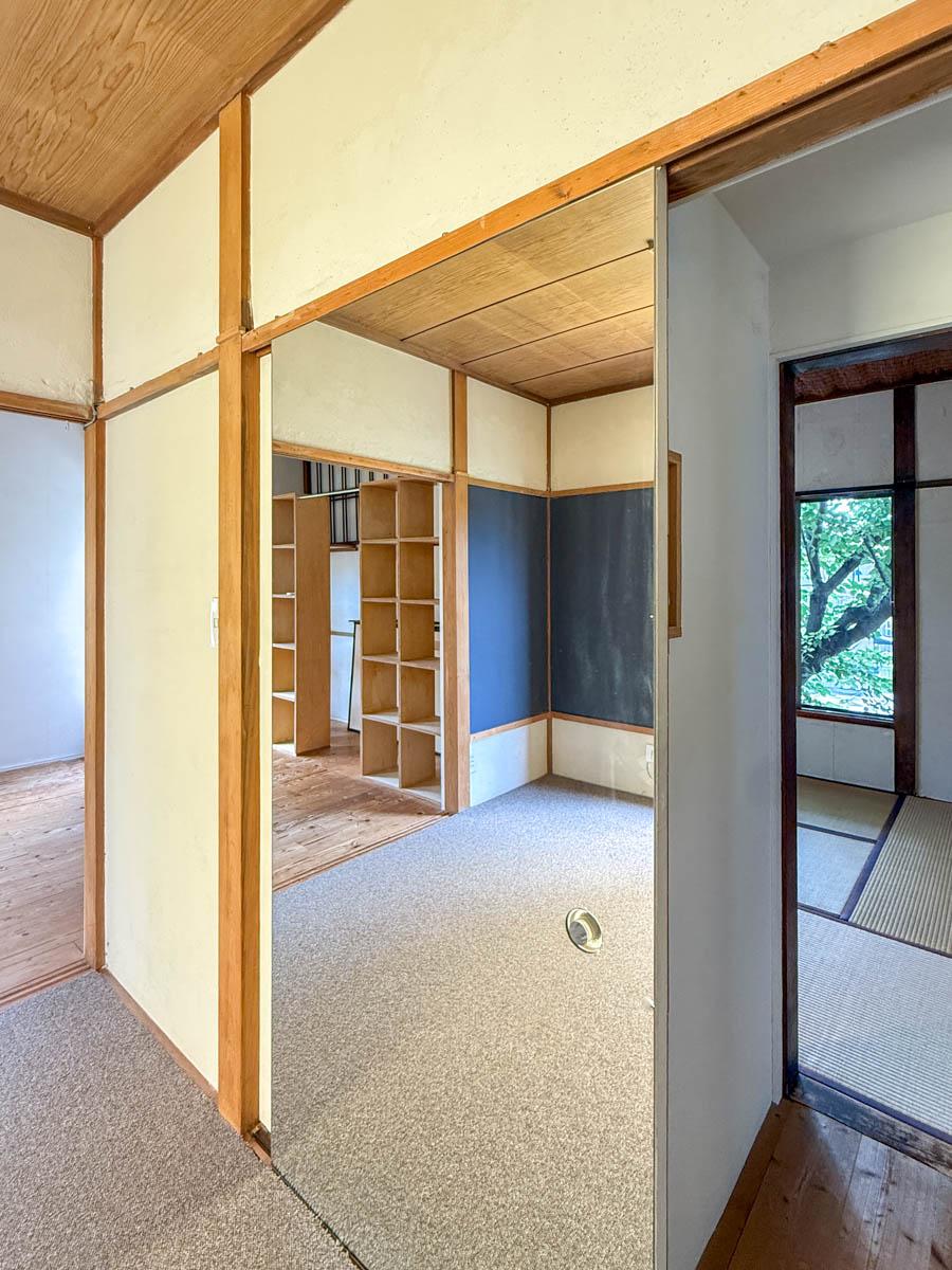 練馬区石神井台の売買物件/引き戸はミラー状の扉になっていて、姿見かわりに