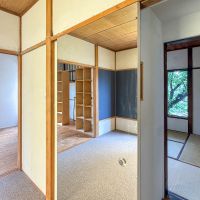 練馬区石神井台の売買物件/引き戸はミラー状の扉になっていて、姿見かわりに