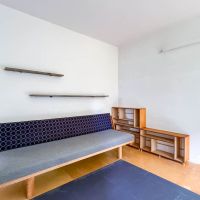 練馬区石神井台の売買物件/ハンス・J・ウェグナーのデイベッドは残していくので、そのまま活用することも可能です。この写真はラグを外していて、コルクリノリウムが確認できます