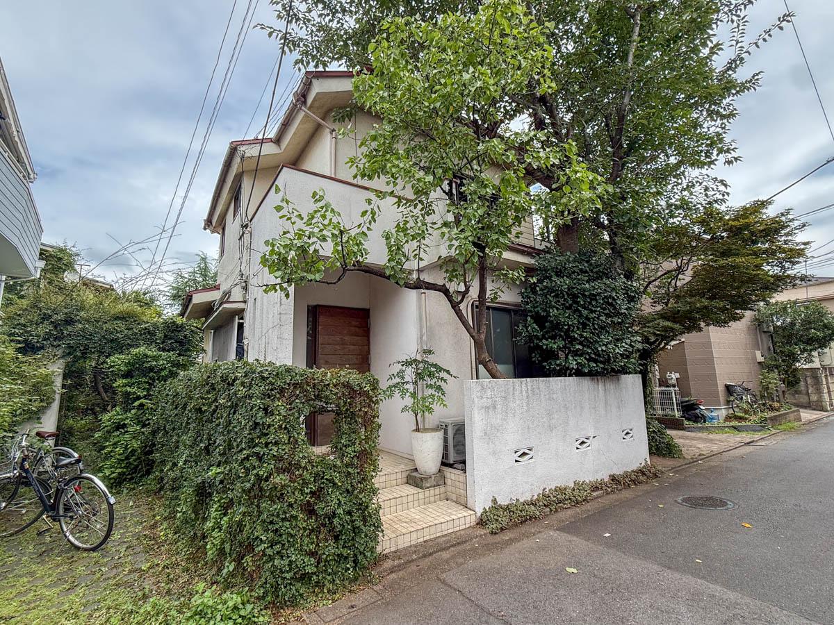 練馬区石神井台の売買物件/建物の正面には桜の木。春には花を楽しませてくれます