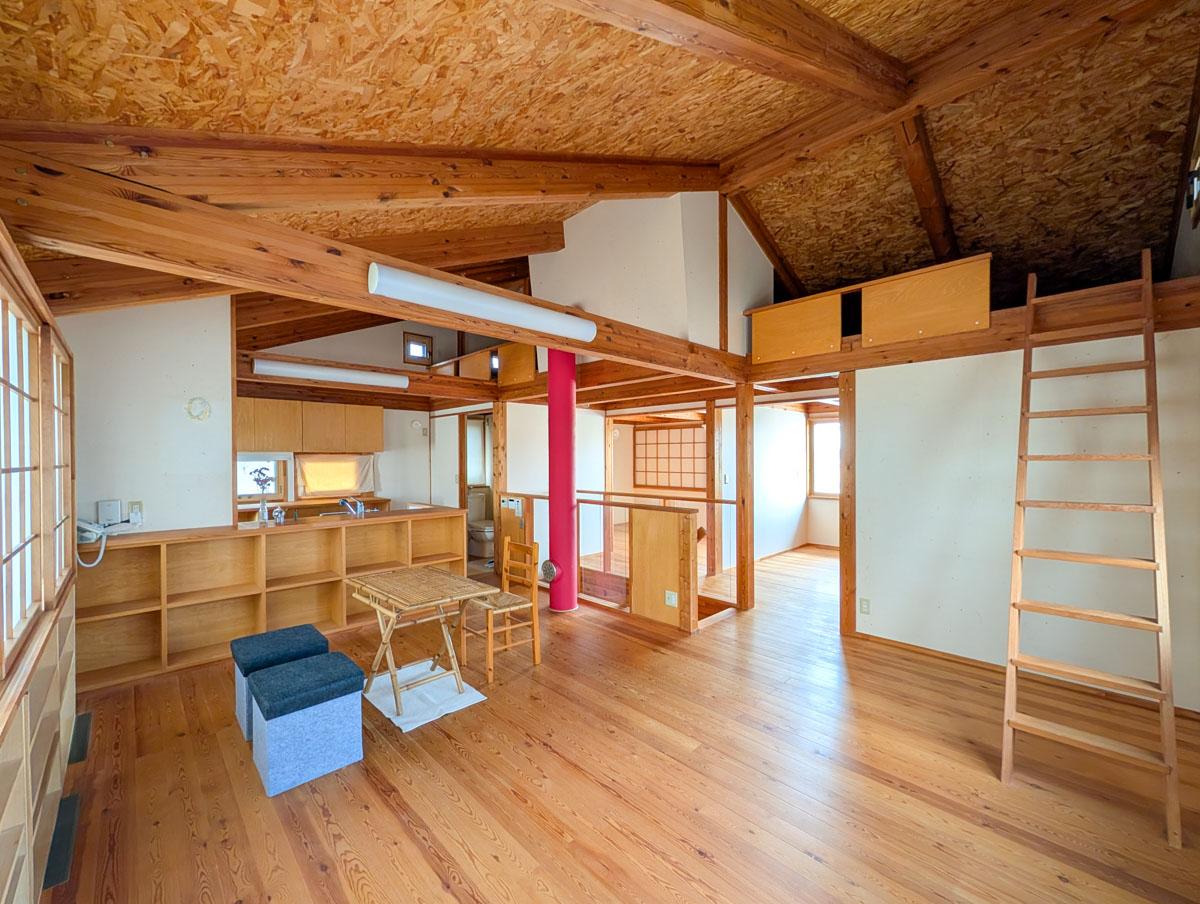 群馬県佐渡郡玉村町大字下新田字御殿の売買物件/2階はLDKと、ふた部屋。それと上にロフトがあって、そこまでがひとつながりの空間。思わず深呼吸をひとつ。