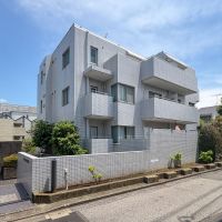新宿区中落合の売買物件/外観　斜面に立っているので、部屋は1階ながらもリビング位置が2階の高さに相当する