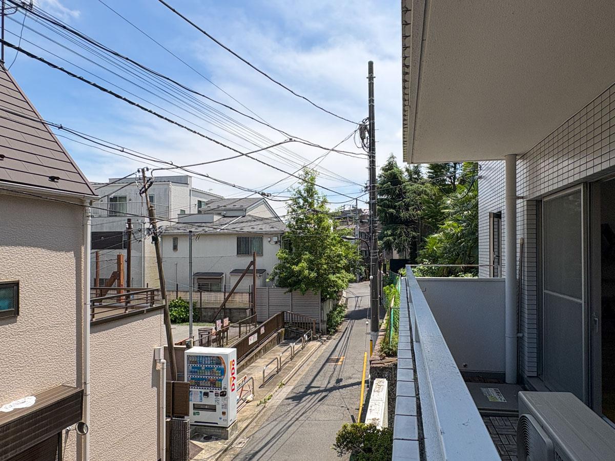 新宿区中落合の売買物件/ベランダ　斜面に立っているため、2階相当の高さがある