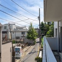 新宿区中落合の売買物件/ベランダ　斜面に立っているため、2階相当の高さがある