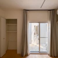 新宿区中落合の売買物件/6.3畳の個室　掃き出し窓のため、ここから光庭に出やすい