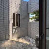 新宿区中落合の売買物件/光庭　ちょっとしたテーブルを置いても使えそうな広さがある