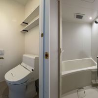 新宿区中落合の売買物件/トイレと浴室　浴室はコンパクト