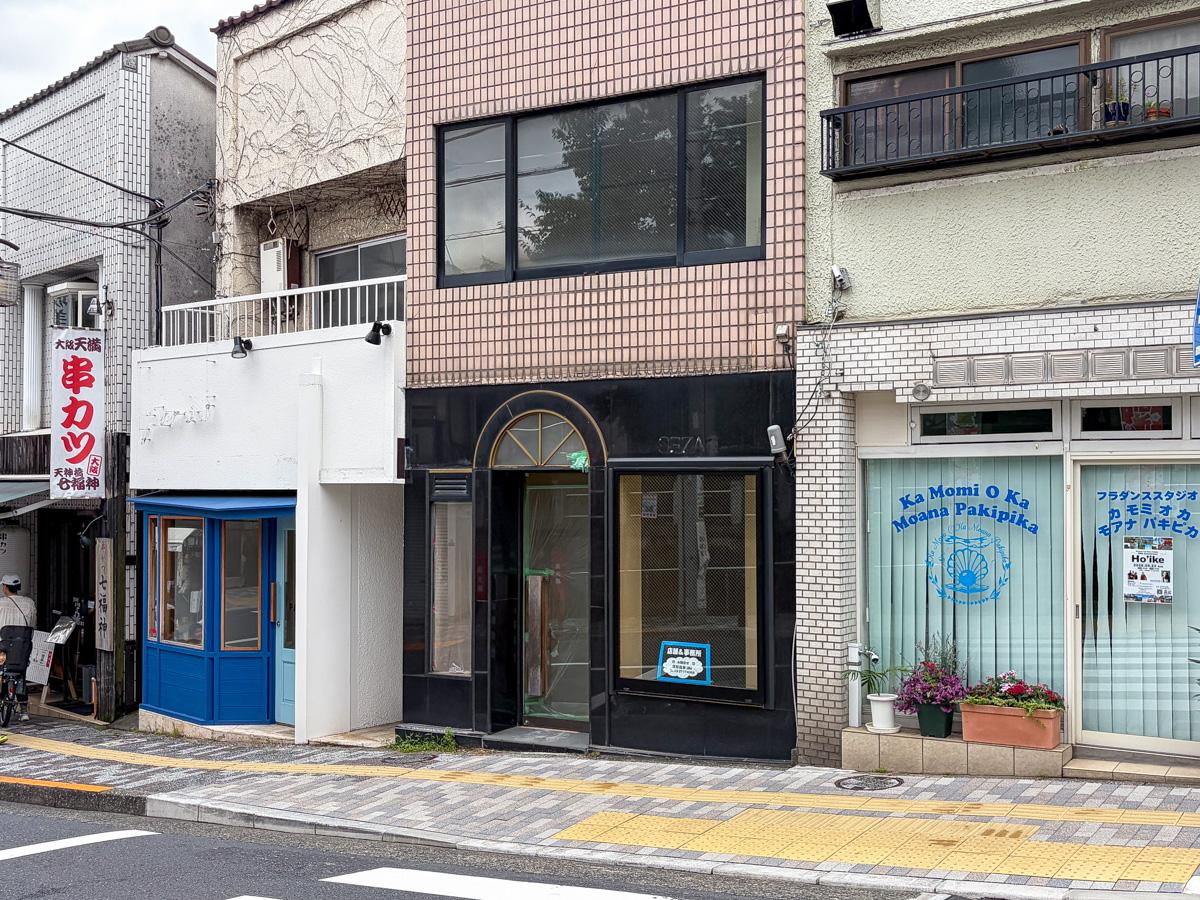目黒区八雲の賃貸物件/通りには、種類や新旧を問わず様々な店が街に溶け込んでいます