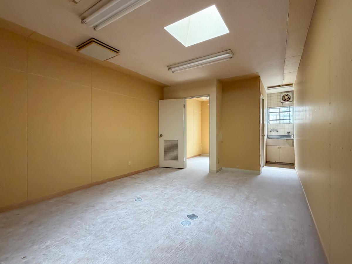 目黒区八雲の賃貸物件/2階別部屋。奥には小さなストックルームと水回り