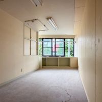 目黒区八雲の賃貸物件/2階、通りに面した部屋。窓からは神社の緑の借景