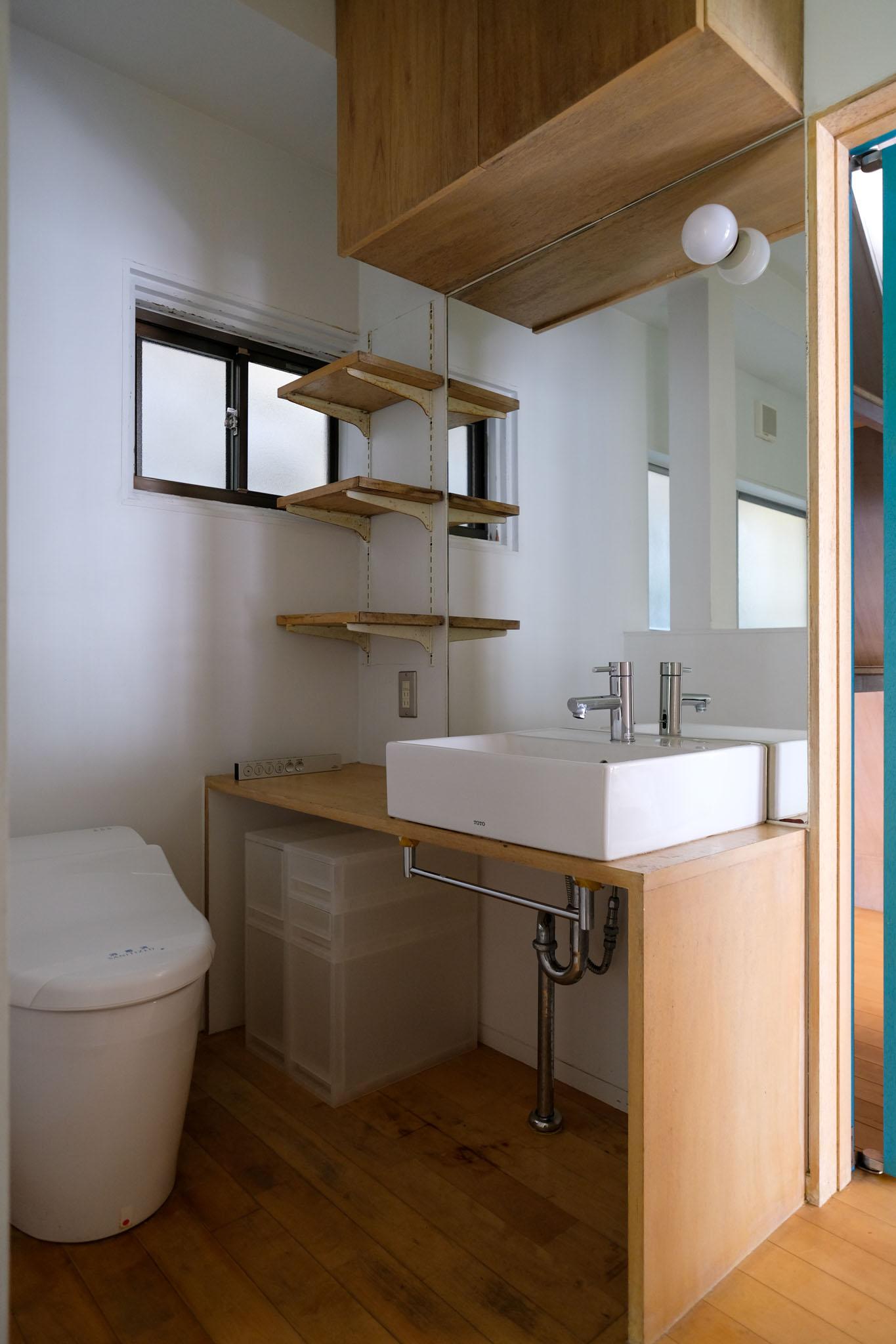 文京区白山の賃貸物件/1階洗面は、トイレと同室。白い器のボウルと鏡と。すっきり
